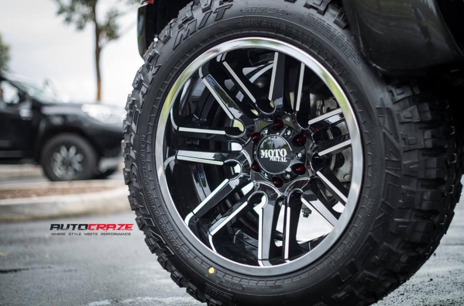 FORD RANGER MO202 GLOSS BLACK MACHINED CENTRE W CHROME LIP